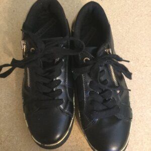 North star  faux leather black & gold, size 5 great used condition
